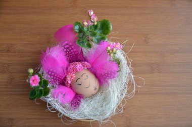 Sepetteki renkli Paskalya yumurta kapatın. Komik dekorasyon. Paskalya yumurtaları ile arka plan. Şirin el yapımı yumurta Paskalya tatil konseptiyle