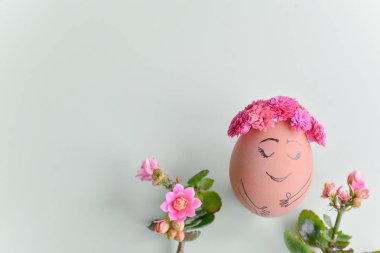 Renkli Paskalya yortusu yumurta yakın çekim. Komik dekorasyon. Paskalya yumurtası ile arka plan. Şirin el yapımı yumurta Paskalya tatil konseptiyle. 