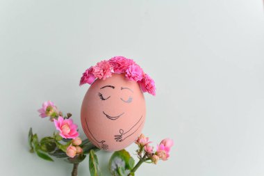 Renkli Paskalya yortusu yumurta yakın çekim. Komik dekorasyon. Paskalya yumurtası ile arka plan. Şirin el yapımı yumurta Paskalya tatil konseptiyle. 