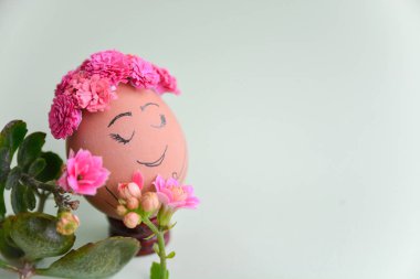 Renkli Paskalya yortusu yumurta yakın çekim. Komik dekorasyon. Paskalya yumurtası ile arka plan. Şirin el yapımı yumurta Paskalya tatil konseptiyle. 