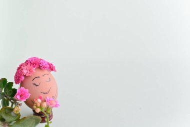 Renkli Paskalya yortusu yumurta yakın çekim. Komik dekorasyon. Paskalya yumurtası ile arka plan. Şirin el yapımı yumurta Paskalya tatil konseptiyle. 