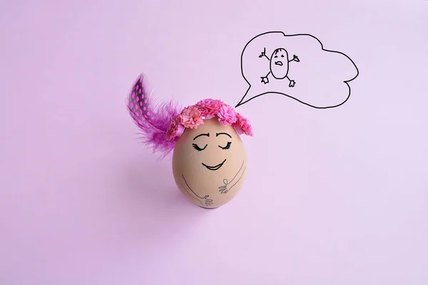 Renkli Paskalya yortusu yumurta yakın çekim. Komik dekorasyon. Paskalya yumurtası ile arka plan. Şirin el yapımı yumurta Paskalya tatil konseptiyle. 