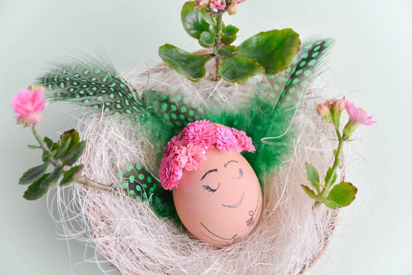 在篮子里放上五颜六色的复活节彩蛋 有趣的装饰 背景与复活节彩蛋 复活节假期概念与可爱的手工鸡蛋 — 图库照片
