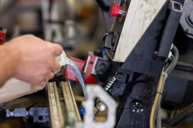 Metal ve ahşap için büyük bir demir testeresine soğutucu ekliyorum. Endüstriyel makine bakımı