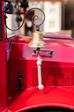 Pirinç çan ve halatla kırmızı bir şehrin gezici treninden sarkıyor.