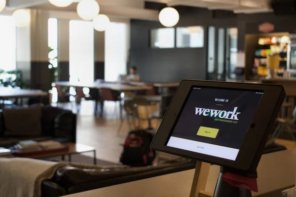 Wework Sign In ipad veya Tablet Downtown Detroit bir wework ofis alanı içinde, Michigan / Amerika , Temmuz 26, 2019.