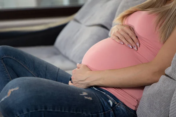 Mooi Zwanger Meisje Zit Thuis Bank Kijkt Door Het Raam — Stockfoto