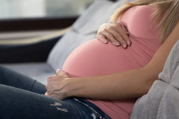 Mooi Zwanger Meisje Zit Thuis Bank Kijkt Door Het Raam — Stockfoto