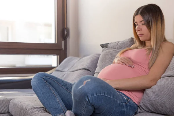 Mooi Zwanger Meisje Zit Thuis Bank Kijkt Door Het Raam — Stockfoto