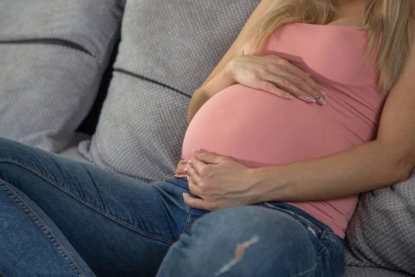 Mooi Zwanger Meisje Zit Thuis Bank Kijkt Door Het Raam — Stockfoto