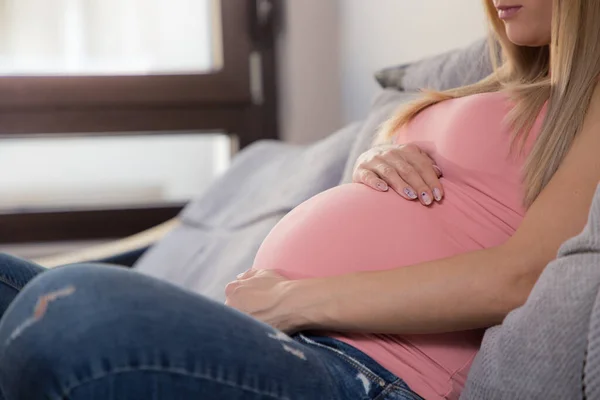 Mooi Zwanger Meisje Zit Thuis Bank Kijkt Door Het Raam — Stockfoto