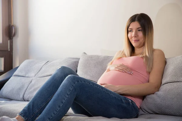 Mooi Zwanger Meisje Zit Thuis Bank Kijkt Door Het Raam — Stockfoto