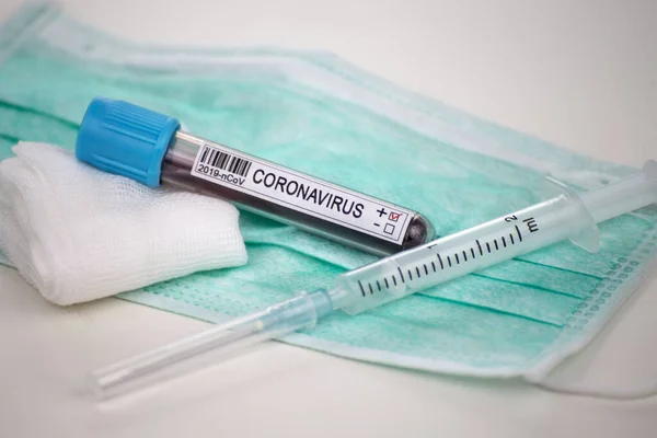 2020 'de dünya salgınında yapılan koronavirüs testinin kan örneği. Laboratuvar asistanı covid-19 testi için kan örneği tutuyor..