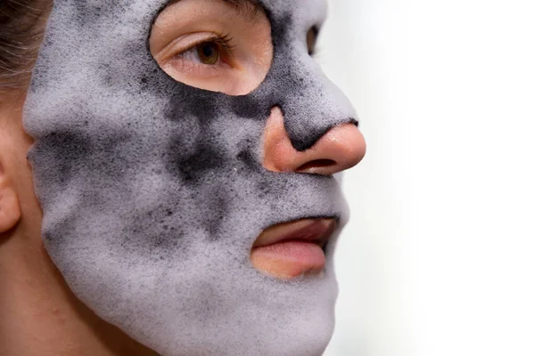 Menina Isolada Com Máscara Limpeza Rosto — Fotografia de Stock