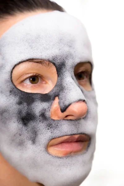 Izolovaná Dívka Čisticí Maskou Obličeji — Stock fotografie