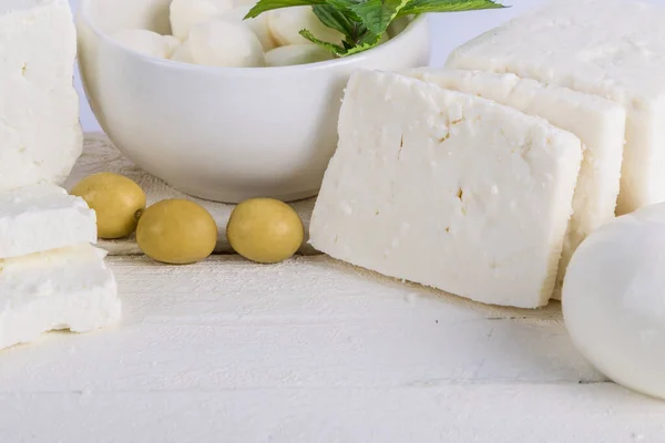 Peynir çeşitleri, mozzarella ve beyaz köy panosunda feta..