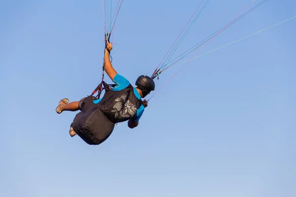 Paraglider flying over the sea coast in blue sky background — Stock Photo, Image