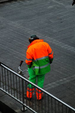 Sokaktaki bahçe işçisi.