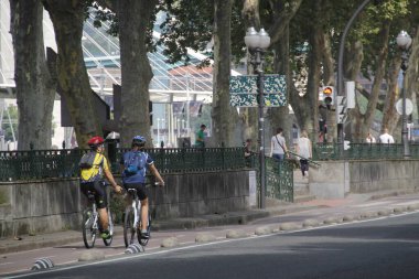 Kentsel bir ortamda bisiklet sürmek