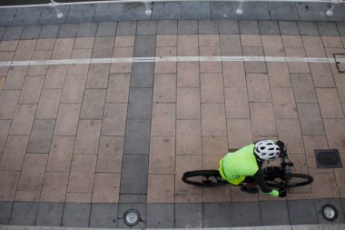 Kentsel bir ortamda bisiklet sürmek