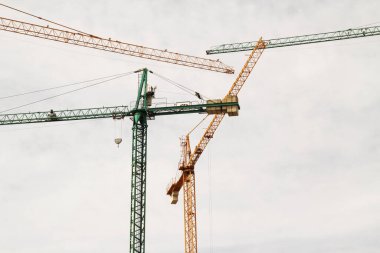 Kentsel bir çevrede inşaat alanı