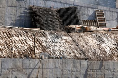 Kentsel bir çevrede inşaat alanı