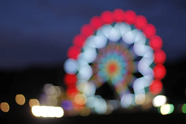 夜晚看到摩天轮的景象 — 图库照片