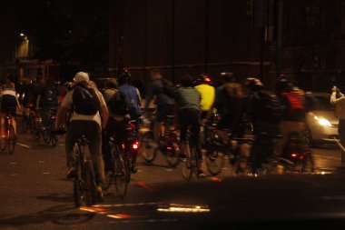 Şehirde bisiklet sürmek.