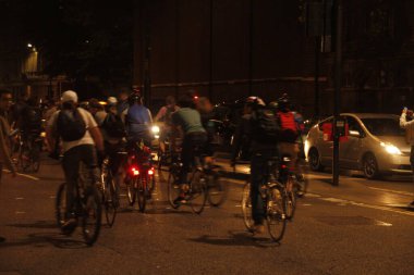 Şehirde bisiklet sürmek.