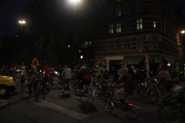 Şehirde bisiklet sürmek.