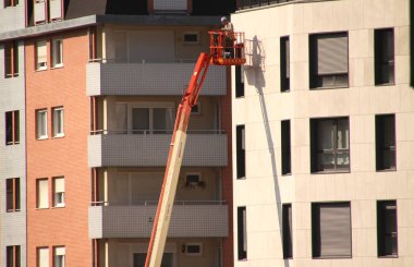 Kentsel bir çevrede inşaat alanı