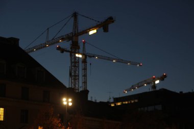 Kentsel bir çevrede inşaat alanı