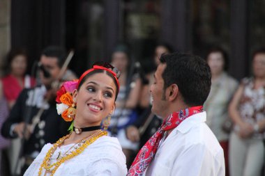 Bir festivalde Meksikalı halk dansı