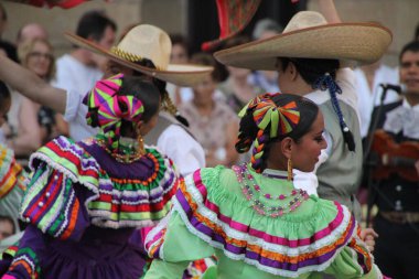 Bir festivalde Meksikalı halk dansı