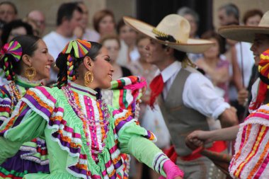 Bir festivalde Meksikalı halk dansı