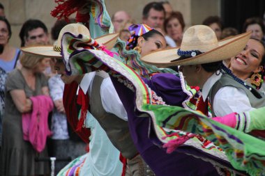 Bir festivalde Meksikalı halk dansı