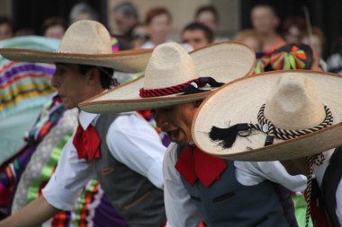 Bir festivalde Meksikalı halk dansı
