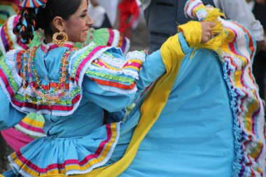 Bir festivalde Meksikalı halk dansı