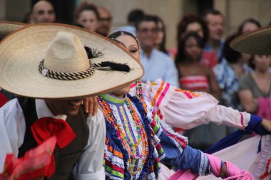 Bir festivalde Meksikalı halk dansı