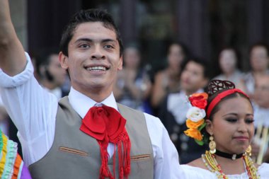 Bir festivalde Meksikalı halk dansı