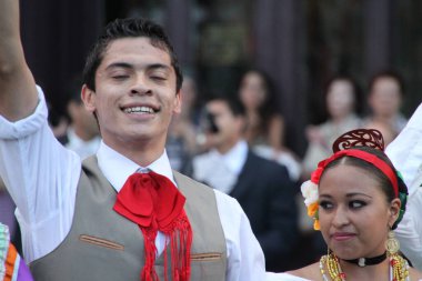 Bir festivalde Meksikalı halk dansı