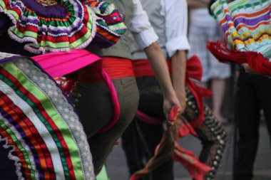 Bir festivalde Meksikalı halk dansı
