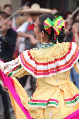 Bir festivalde Meksikalı halk dansı
