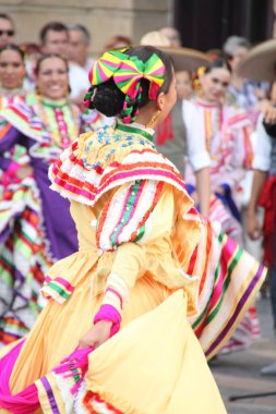 Bir festivalde Meksikalı halk dansı