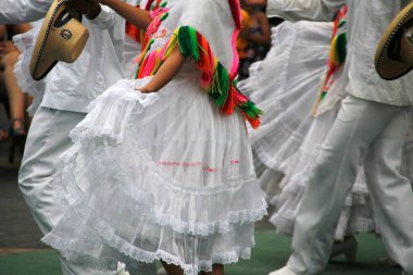 Bir festivalde Meksikalı halk dansı