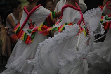 Bir festivalde Meksikalı halk dansı