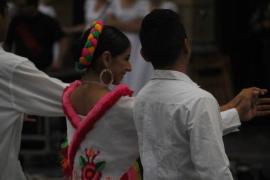 Bir festivalde Meksikalı halk dansı