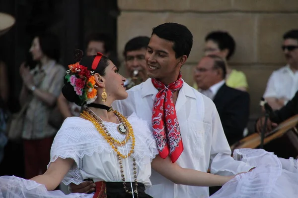 Bir festivalde Meksikalı halk dansı