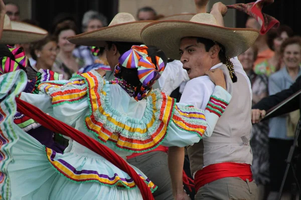 Bir festivalde Meksikalı halk dansı