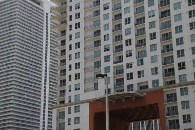 Miami şehir merkezinde bir bina.